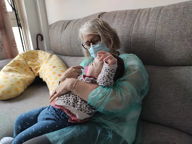 Una persona voluntaria de acompañamiento en domicilio de la Fundación Paliaclinic