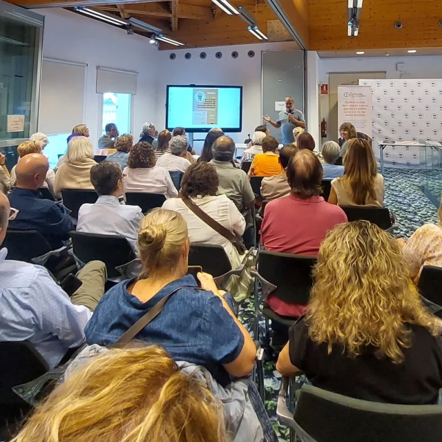 El passat 26 de setembre, a Torre Jussana, vam celebrar la VIII edició de la Trobada de Voluntariat: “L’art d’estar present”.

La trobada, dedicada a la reflexió, l’aprenentatge i el reconeixement de l’equip de voluntariat, va comptar amb la participació més alta de totes les edicions celebrades, reunint voluntaris/es i persones interessades a conèixer de prop la tasca d’acompanyament de la Fundació.

Enguany, la xerrada va anar a càrrec del Dr. Eduard Broggi, metge naturista, expert en meditació Advaita i facilitador de biodansa. Broggi ens va convidar a explorar la pràctica de l’atenció plena en l’acompanyament i ens va recordar que, tot i que al principi pugui semblar difícil, uns minuts de silenci perceptiu cada dia ajuden a entrenar aquesta habilitat, transformant la nostra manera de viure, relacionar-nos i acompanyar qui més ho necessita.

Estar presents significa ser testimonis del moment sense jutjar, sense interpretar ni interferir amb la ment. Només així podem acompanyar els altres amb veritable respecte, creant un espai segur i genuí.

Gràcies a les entitats col·laboradores que han fet possible la trobada: BonPreu Esclat, Torre Jussana i l’Ajuntament de Barcelona.
 
I gràcies a totes les persones que ens vàreu acompanyar. 

Ens tornem a veure l'any vinent!
 

#Voluntariat #AtencioPlena #LArtDEstarPresent #Acompanyament #Humanitat #EscoltaActiva #Barcelona #PresenciaConscient #EduardBroggi #BonPreuEsclat #TorreJussana #AjuntamentdeBarcelona #Voluntaris #XarxaSolidaria #TrobadaDeVoluntariat #paliaclinic